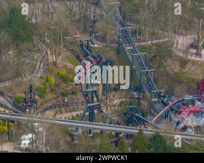 Nemesis Reborn teste avant l'ouverture d'Alton Towers pour 2024 pris de l'antenne de drone aérien Banque D'Images