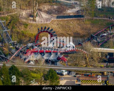 Nemesis Reborn teste avant l'ouverture d'Alton Towers pour 2024 pris de l'antenne de drone aérien Banque D'Images