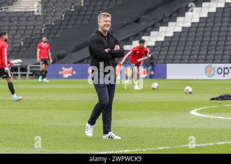 Le manager de Salford City Karl Robinson avant le match de Sky Bet League 2 entre MK dons et Salford City au Stadium MK, Milton Keynes le vendredi 8 mars 2024. (Photo : John Cripps | mi News) crédit : MI News & Sport /Alamy Live News Banque D'Images