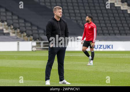 Le manager de Salford City Karl Robinson avant le match de Sky Bet League 2 entre MK dons et Salford City au Stadium MK, Milton Keynes le vendredi 8 mars 2024. (Photo : John Cripps | mi News) crédit : MI News & Sport /Alamy Live News Banque D'Images