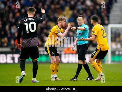 Tommy Doyle et Pablo Sarabia des Wolverhampton Wanderers font appel à Tony Harrington lors du match de premier League au Molineux Stadium, Wolverhampton. Date de la photo : samedi 9 mars 2024. Banque D'Images