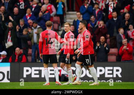 Joe Rothwell de Southampton (deuxième à droite) célèbre avoir marqué le troisième but de son équipe avec ses coéquipiers James Bree (à gauche), Flynn Downes et Taylor Harwood-Bellis (à droite) lors du Sky Bet Championship match au St Mary's Stadium, Southampton. Date de la photo : samedi 9 mars 2024. Banque D'Images