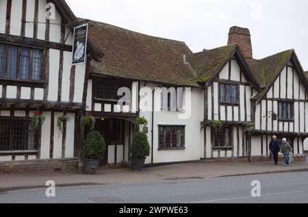 Le Swan Hotel dans la High Street, Lavenham, Suffolk. Ce bâtiment médiéval à ossature de bois date du XVe siècle Banque D'Images