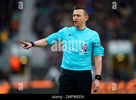 Arbitre Tony Harrington lors du match de premier League au Molineux Stadium, Wolverhampton. Date de la photo : samedi 9 mars 2024. Banque D'Images