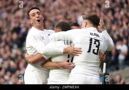 L'Anglais Ollie Lawrence (au centre) célèbre avec ses coéquipiers Alex Mitchell (à gauche) et Henry Slade marquant leur premier essai lors du match des six Nations Guinness au Twickenham Stadium, à Londres. Date de la photo : samedi 9 mars 2024. Banque D'Images