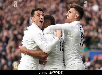 L'Anglais Ollie Lawrence (au centre) célèbre avec ses coéquipiers Alex Mitchell (à gauche) et Henry Slade marquant leur premier essai lors du match des six Nations Guinness au Twickenham Stadium, à Londres. Date de la photo : samedi 9 mars 2024. Banque D'Images