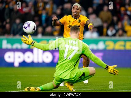 Mario Lemina des Wolverhampton Wanderers tente un tir au but lors du match de premier League au Molineux Stadium de Wolverhampton. Date de la photo : samedi 9 mars 2024. Banque D'Images