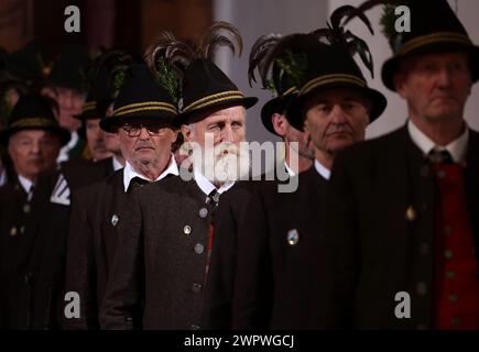 Munich, Allemagne. 09 mars 2024. Les fusilleurs de montagne se tiennent devant un requiem pontifical et un acte de deuil pour le défunt ancien président du Parlement d'État Alois Glück dans la Frauenkirche. Crédit : Karl-Josef Hildenbrand/dpa Pool/dpa/Alamy Live News Banque D'Images