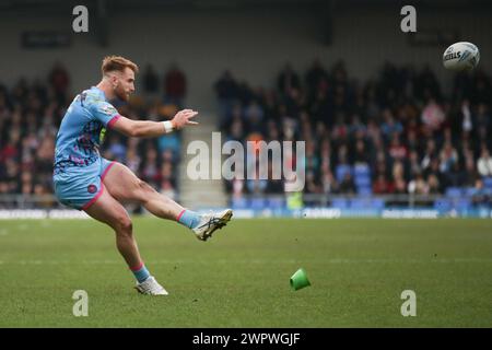 Londres, Royaume-Uni. 09 mars 2024. Adam Keighran des Wigan Warriors lance une conversion pour marquer le score 16-48 lors du match de Super League entre les Broncos de Londres et les Wigan Warriors à Plough Lane, Londres, Angleterre, le 9 mars 2024. Photo de Ken Sparks. Utilisation éditoriale uniquement, licence requise pour une utilisation commerciale. Aucune utilisation dans les Paris, les jeux ou les publications d'un club/ligue/joueur. Crédit : UK Sports pics Ltd/Alamy Live News Banque D'Images