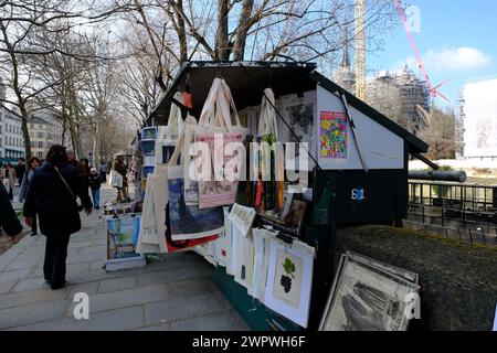 Paris, France. 09 mars 2024. Libraires sur les quais de Seine, vendant des livres d'occasion, des estampes, des magazines, des cartes de collection et plus près de la cathédrale notre-Dame de Paris à Paris, France le 8 mars 2024. Photo de Marie Hubert Psaila/ABACAPRESS.COM crédit : Abaca Press/Alamy Live News Banque D'Images