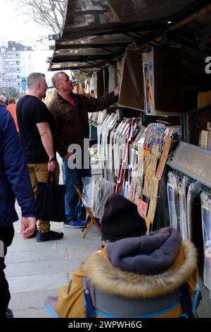 Paris, France. 09 mars 2024. Libraires sur les quais de Seine, vendant des livres d'occasion, des estampes, des magazines, des cartes de collection et plus près de la cathédrale notre-Dame de Paris à Paris, France le 8 mars 2024. Photo de Marie Hubert Psaila/ABACAPRESS.COM crédit : Abaca Press/Alamy Live News Banque D'Images