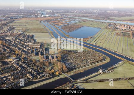 Vue aérienne volant au-dessus de la rivière hollandaise Lek avec des canaux près de Rotterdam avec vue sur le village Papendrecht Banque D'Images