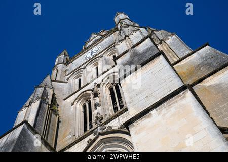 Europe, France, Nouvelle-Aquitaine, Saintes, Cathédrale Saint-Pierre de Saintes montrant la façade et la Tour de l'horloge Banque D'Images