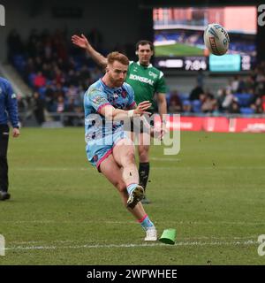 Londres, Royaume-Uni. 09 mars 2024. Adam Keighran des Wigan Warriors lance une conversion pour marquer le score 22-54 lors du match de Super League entre les Broncos de Londres et les Wigan Warriors à Plough Lane, Londres, Angleterre, le 9 mars 2024. Photo de Ken Sparks. Utilisation éditoriale uniquement, licence requise pour une utilisation commerciale. Aucune utilisation dans les Paris, les jeux ou les publications d'un club/ligue/joueur. Crédit : UK Sports pics Ltd/Alamy Live News Banque D'Images