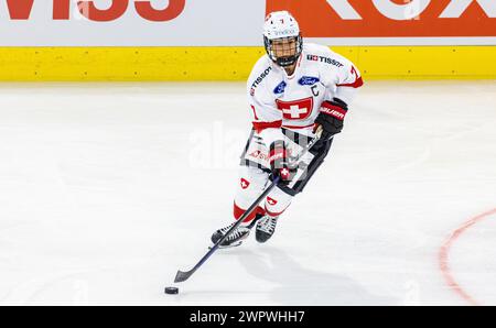 #7 Lara Stalder, Stürmerin Schweizer Eishockey Frauen-Nationalteam in Aktion mit dem Puck. (Kloten, Schweiz, 24.08.2023) Banque D'Images