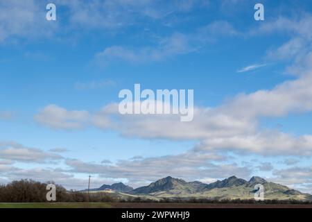 Les Sutter Buttes, connues sous le nom de la plus petite chaîne de montagnes, par une journée partiellement nuageuse et un espace de copie de ciel bleu Banque D'Images