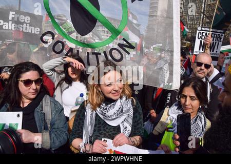 Londres, Royaume-Uni. 09 mars 2024. Singer Charlotte Church (c) prend part à la manifestation. Des milliers de personnes défilent vers l’ambassade américaine en solidarité avec la Palestine, appelant à un cessez-le-feu alors que la guerre Israël-Hamas se poursuit. Crédit : SOPA images Limited/Alamy Live News Banque D'Images
