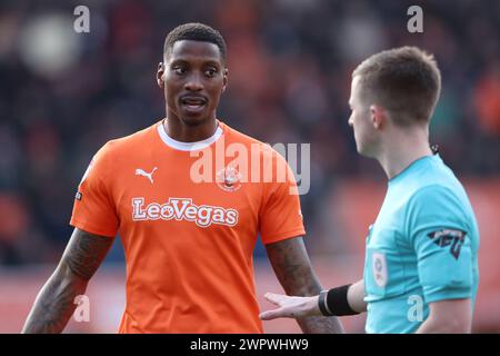 Marvin Ekpiteta de Blackpool (à gauche) parle avec Edward Duckworth, arbitre du match, lors du match Sky Bet League One à Bloomfield Road, Blackpool. Date de la photo : samedi 9 mars 2024. Banque D'Images