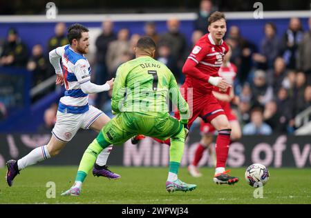 LONDRES, ANGLETERRE - 9 MARS : Paul Smyth des Queens Park Rangers prenant le ballon devant Seny Dieng de Middlesbrough lors du match du Sky Bet Championship entre les Queens Park Rangers et Middlesbrough à Loftus Road le 9 mars 2024 à Londres, Angleterre.(photo de Dylan Hepworth/MB Media) Banque D'Images