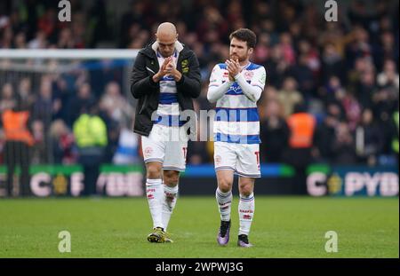 LONDRES, ANGLETERRE - 9 MARS : Michael Frey des Queens Park Rangers et Paul Smyth des Queens Park Rangers applaudissent les fans après le match du Sky Bet Championship entre les Queens Park Rangers et Middlesbrough à Loftus Road le 9 mars 2024 à Londres, Angleterre.(photo de Dylan Hepworth/MB Media) Banque D'Images