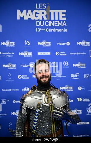 Bruxelles, Belgique. 09 mars 2024. Hippolyte Leibovici est habillé en chevalier lors de la 13ème édition de la cérémonie de remise des prix du film 'Magritte du Cinéma', samedi 09 mars 2024, à Bruxelles. Les prix sont récompensés aux films des producteurs belges francophones. BELGA PHOTO LAURIE DIEFFEMBACQ crédit : Belga News Agency/Alamy Live News Banque D'Images