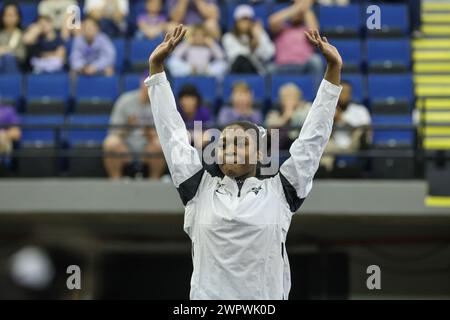 Baton Rouge, LOUISIANE, États-Unis. 8 mars 2024. Kiya Johnson de LSU est reconnue après la rencontre du quad de gymnastique féminin Purple and Gold podium Challenge au Raising Canes River Center à Baton Rouge, EN LOUISIANE. Jonathan Mailhes/CSM/Alamy Live News Banque D'Images