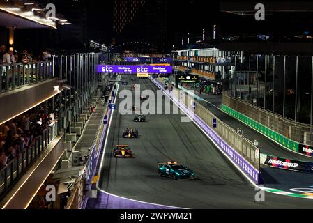 Lando Norris (GBR) McLaren MCL38 mène derrière la voiture de sécurité Aston Martin FIA. Crédit : James Moy/Alamy Live News Banque D'Images