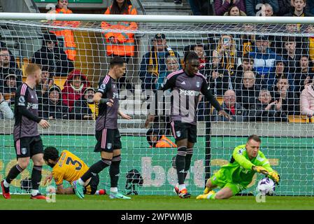 9 mars 2024 ; stade Molineux, Wolverhampton, West Midlands, Angleterre; premier League Football, Wolverhampton Wanderers contre Fulham ; Bernd Leno de Fulham rassemble le ballon à la deuxième tentative Banque D'Images