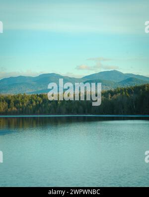 Second Pond et les montagnes Adirondack dans Saranac Lake, New York Banque D'Images