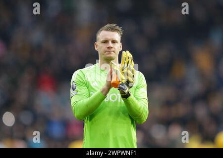 Bernd Leno, gardien de Fulham applaudit les supporters après le match de premier League entre Wolverhampton Wanderers et Fulham à Molineux, Wolverhampton le samedi 9 mars 2024. (Photo : Gustavo Pantano | mi News) crédit : MI News & Sport /Alamy Live News Banque D'Images