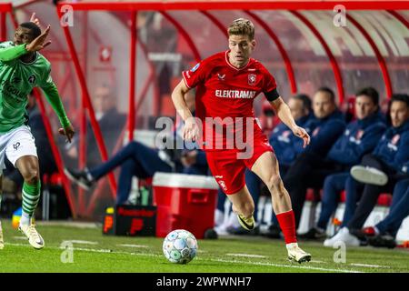 Enschede, pays-Bas. 09 mars 2024. ENSCHEDE, Stadium Grolsch Veste, 09-03-2024, saison 2023/2024, Néerlandais Eredivisie Football pendant le match Twente - Sparta Sparta Rotterdam joueur a déclaré Bakari FC Twente joueur Gijs Smal crédit : Pro Shots/Alamy Live News Banque D'Images