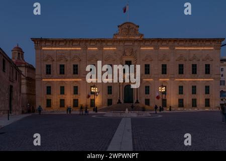 L'ancienne Auberge de Castille à la Valette, Malte, au crépuscule Banque D'Images