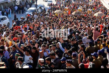 MANDI, INDE - 9 MARS : les gens participent à la procession d'ouverture à la veille de sept jours de la foire internationale Shivaratri, le 9 mars 2024 à Mandi, Inde. Mandi Shivaratri Fair est une foire internationale de renommée annuelle qui se tient pendant 7 jours à partir du festival hindou de Shivaratri, dans la ville de Mandi de l'Himachal Pradesh. La popularité du festival est largement répandue et est donc connu comme un festival international. Compte tenu du grand nombre de dieux et de déesses qui sont invités au festival depuis ses 81 temples, la ville de Mandi a le titre de «Varanasi des collines». (Photo de Birba Banque D'Images