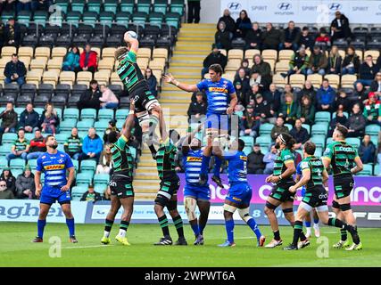 Northampton ANGLETERRE - 9 mars 2024 : Angus Scott-Young des Northampton Saints vu en action lors du match entre les Northampton Saints et les DHL Stormers Rugby au Cinch Stadium Franklin's Gardens. Northampton Royaume-Uni. Crédit : PATRICK ANTHONISZ/Alamy Live News Banque D'Images