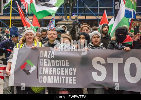 Glasgow, Écosse, Royaume-Uni. 9 mars 2024. Des partisans pro-palestiniens assistent à un rassemblement organisé par le Comité d'urgence pour le génocide de Gaza à George Square. Elle a été suivie d'une marche dans les rues pour exiger un cessez-le-feu à Gaza. Crédit : R.Gass/Alamy Live News Banque D'Images