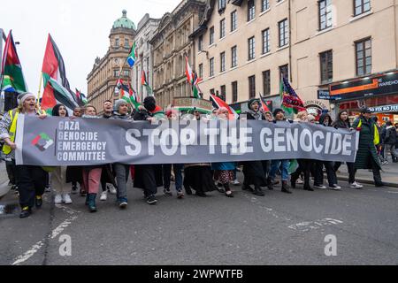 Glasgow, Écosse, Royaume-Uni. 9 mars 2024. Des partisans pro-palestiniens assistent à un rassemblement organisé par le Comité d'urgence pour le génocide de Gaza à George Square. Elle a été suivie d'une marche dans les rues pour exiger un cessez-le-feu à Gaza. Crédit : R.Gass/Alamy Live News Banque D'Images