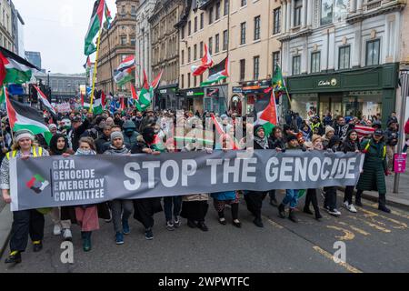 Glasgow, Écosse, Royaume-Uni. 9 mars 2024. Des partisans pro-palestiniens assistent à un rassemblement organisé par le Comité d'urgence pour le génocide de Gaza à George Square. Elle a été suivie d'une marche dans les rues pour exiger un cessez-le-feu à Gaza. Crédit : R.Gass/Alamy Live News Banque D'Images