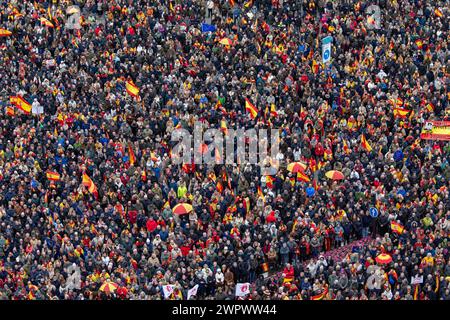 Madrid, Espagne. 09 mars 2024. Les manifestants se rassemblent sur la Plaza de Cibeles lors d'une manifestation. Des milliers de personnes ont manifesté à Madrid pour exiger la démission du président du gouvernement espagnol, Pedro Sanchez, en raison de la loi d'amnistie pour les politiciens indépendantistes catalans. Les partis de droite Partido Popular et Vox ont participé au rassemblement organisé par une centaine d'organisations civiques sur la Plaza de Cibeles. (Photo de David Canales/SOPA images/SIPA USA) crédit : SIPA USA/Alamy Live News Banque D'Images