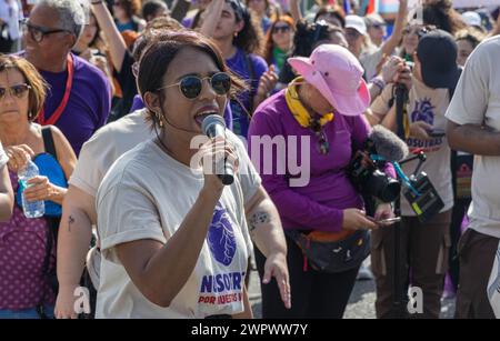 Zoán Tanís Dávila Roldán, co-fondatrice du groupe militant féministe la Colectiva Feminista en Construcción, organise une marche pour commémorer la Journée internationale de la femme à San Juan, Porto Rico, le vendredi 8 mars 2024. La marche, organisée par le groupe militant féministe la Colectiva Feminista en Construcción, a occupé l'autoroute 22 de Porto Rico pour protester contre la violence sexiste et l'échec du gouvernement à protéger les femmes. Bien que le gouvernement ait déclaré l'état d'urgence en raison de la hausse du nombre de fémicides, il y a déjà eu six fémicides en 2024, soit deux de plus qu'à la même époque en 2023, selon les données Banque D'Images