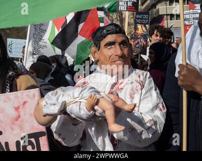 Londres, Royaume-Uni. 9 mars 2024. Sunak héberge un enfant mort. Une grande marche pacifique vers l’ambassade américaine exige un cessez-le-feu total à Gaza et la fin du génocide israélien. Les FDI ont tué plus de 30 000 personnes, principalement des femmes et des enfants, et continuent d'ignorer la décision de la CIJ d'éviter le génocide et de préparer une agression brutale contre Rafah. Israël continue de mettre fin à l'aide humanitaire et aux fournitures médicales nécessaires pour éviter les décès massifs dus à la maladie et à la famine et répandre des mensonges sur l'UNRWA, dont le financement est essentiel. Peter Marshall/Alamy Live News Banque D'Images