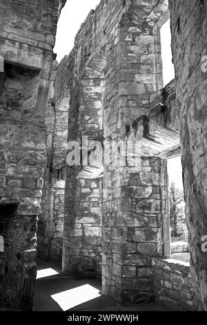 Vue imprenable en noir et blanc dans un vieux château en ruine en Écosse. Banque D'Images
