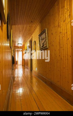 Couloir de plancher de bois franc à l'étage à l'intérieur de la vieille maison de deux étages des années 1920. Banque D'Images