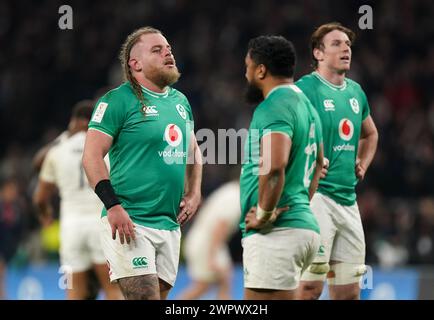 L'Irlandais Finlay Bealham et ses coéquipiers semblent abattus après une défaite tardive contre l'Angleterre après le Guinness six Nations match au Twickenham Stadium, à Londres. Date de la photo : samedi 9 mars 2024. Banque D'Images