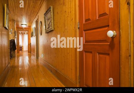 Couloir de plancher de bois franc à l'étage à l'intérieur de la vieille maison de deux étages des années 1920. Banque D'Images