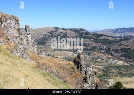 Vues à couper le souffle depuis les hauteurs de Caltabellotta, Sicile, Italie Banque D'Images