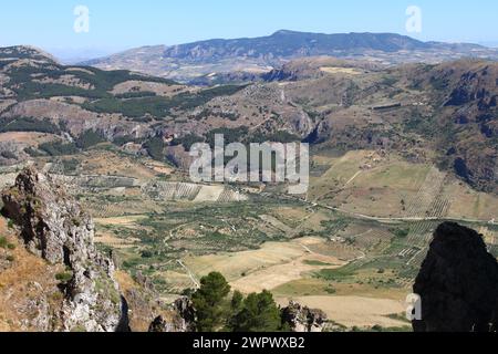 Vues à couper le souffle depuis les hauteurs de Caltabellotta, Sicile, Italie Banque D'Images