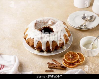 Gâteau à la citrouille bundt arrosé d'un glaçage au sucre en poudre sur une assiette Banque D'Images