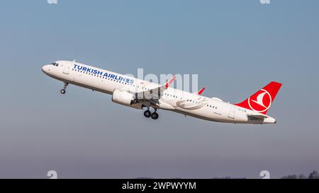 Zürich, Schweiz - 28. Février 2022 : Ein Airbus A321-271NX (Airbus A321neo) von Turkish Airlines startet vom Flughafen Zürich. Banque D'Images