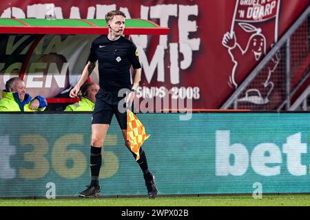 Enschede, pays-Bas. 09 mars 2024. ENSCHEDE, PAYS-BAS - 9 MARS : Erik Koopman, arbitre adjoint, court lors du match néerlandais Eredivisie entre le FC Twente et le Sparta Rotterdam à de Grolsch Veste le 9 mars 2024 à Enschede, pays-Bas. (Photo de Peter Lous/Orange Pictures) crédit : Orange pics BV/Alamy Live News Banque D'Images