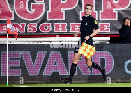 Enschede, pays-Bas. 09 mars 2024. ENSCHEDE, PAYS-BAS - 9 MARS : Erik Koopman, arbitre adjoint, court lors du match néerlandais Eredivisie entre le FC Twente et le Sparta Rotterdam à de Grolsch Veste le 9 mars 2024 à Enschede, pays-Bas. (Photo de Peter Lous/Orange Pictures) crédit : Orange pics BV/Alamy Live News Banque D'Images